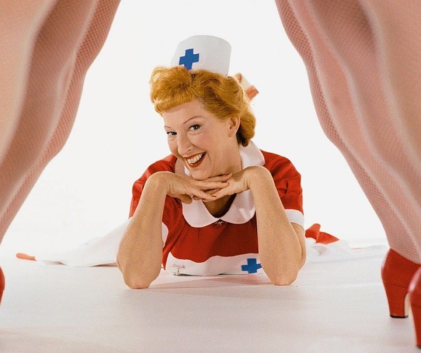 Loes Luca brengt leven in de brouwerij in Ja Zuster, Nee Zuster