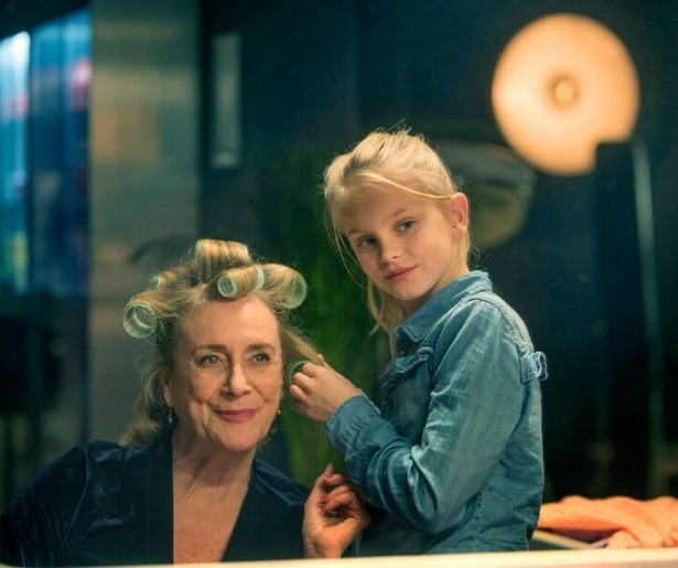 Beppie Melissen wordt steeds vergeetachtiger in de Nederlandse film Kapsalon Romy