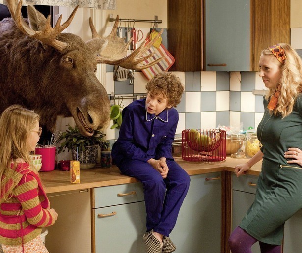 Jeroen van Koningsbrugge als pratende eland in Midden in de winternacht