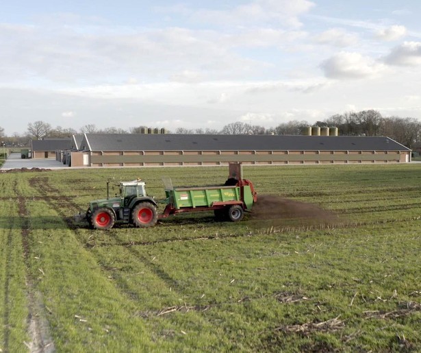 Zembla neemt in de seizoenstart de positie van arbeidsmigranten onder de loep