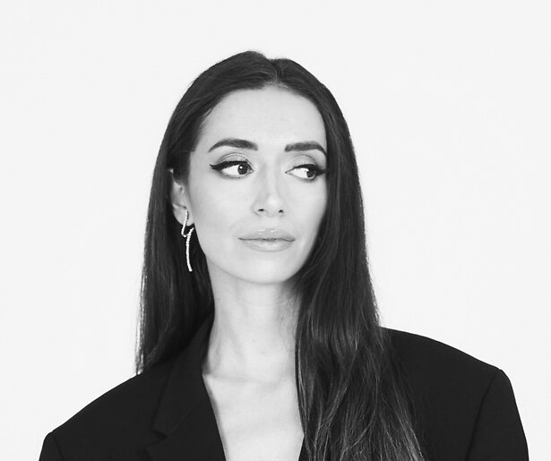 Özcan Akyol opent de De Geknipte Gast-deuren voor Zeynep Dag