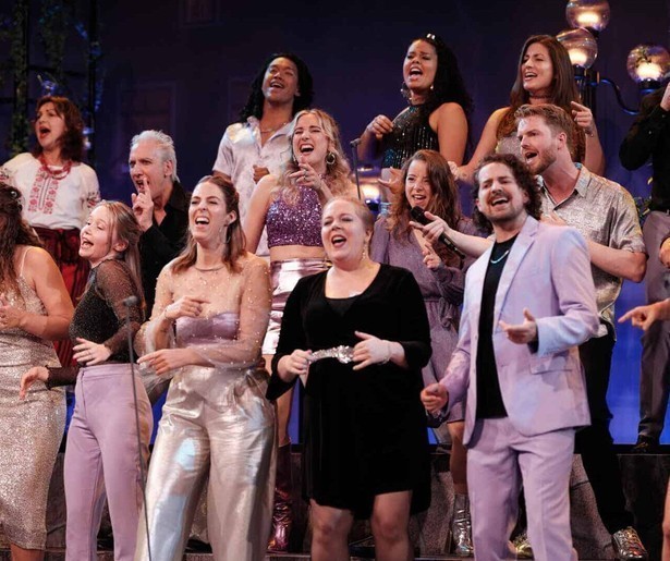 De overgebleven zanggroepen strijden voor de laatste finaleplaats in Zing