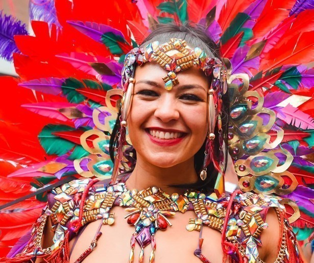 Een terugblik op muziek, dans en kleurrijke kostuums tijdens het Zomercarnaval in Rotterdam