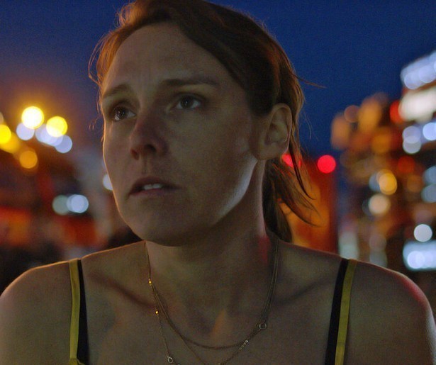 Zangeres Wende Snijders zwerft langs snelwegen in Zurich