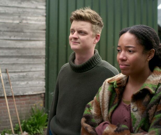 Joy Delima valt van de ene verbazing in de ander in Zussen