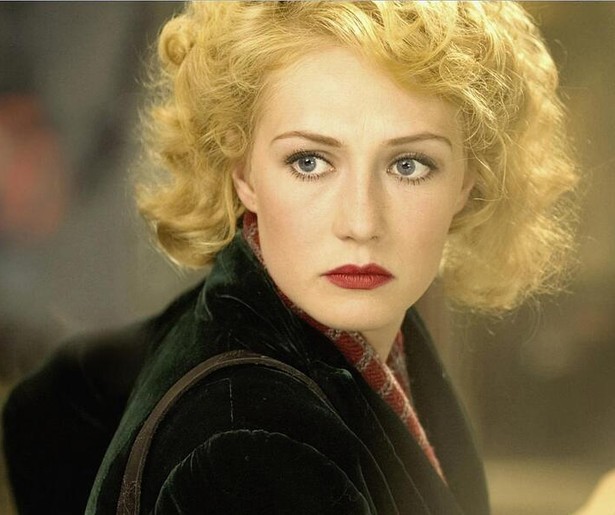 Carice van Houten kruipt in de rol van een verzetsstrijder in Zwartboek