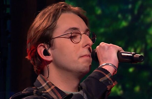 Prachtig: zoon Frans Bauer zingt 'Papa' in Hoge Bomen